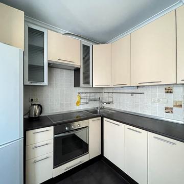 Лариси Руденко вул., 3-Б