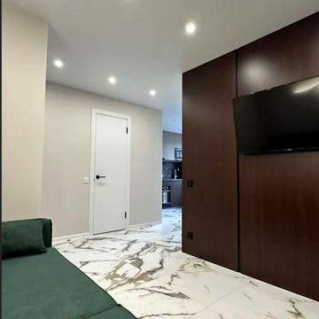 Менахем-Мендл Шнеєрсона вул. (Мініна), 1