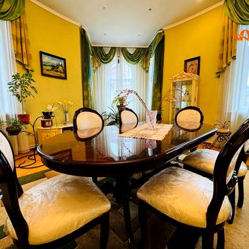 Михайла Грушевського вул., 1