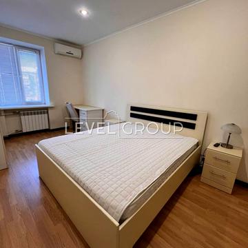 Миколи Міхновського бульв. (Дружби народів), 8