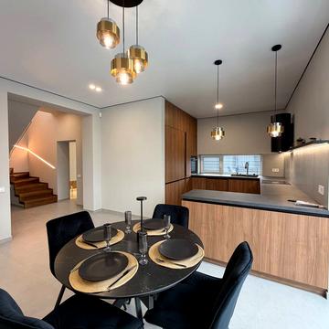 Місячна вул.