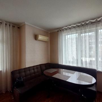 Академіка Сахарова вул., 36