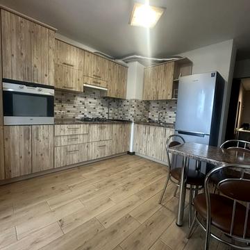 Героїв Євромайдану пл., 9