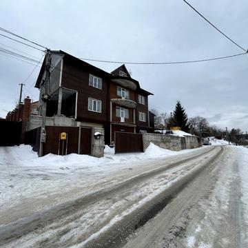 Набережна вул., 25