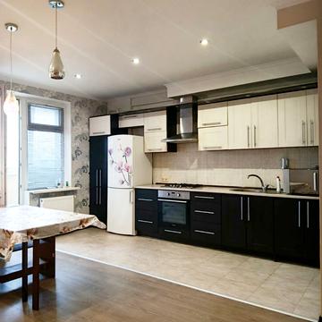 Академіка Сахарова вул., 36