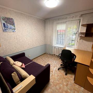 Космодромна вул., 4