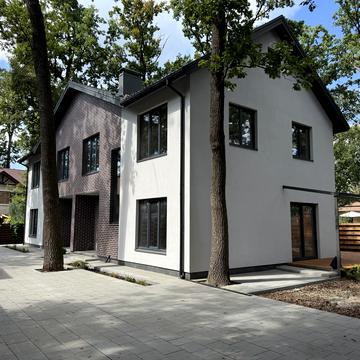 М Зернової, 2в