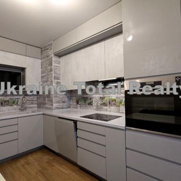 Анни Ахматової вул., 30