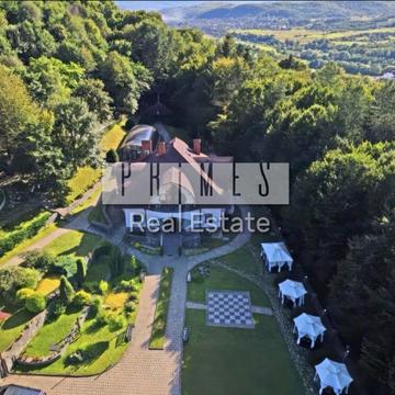 Головна вул., 1