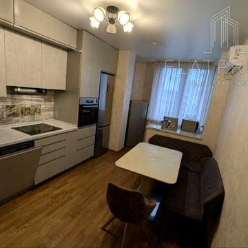 Анни Ахматової вул., 30