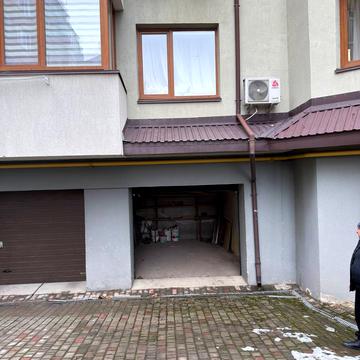 Хотинська вул., 12