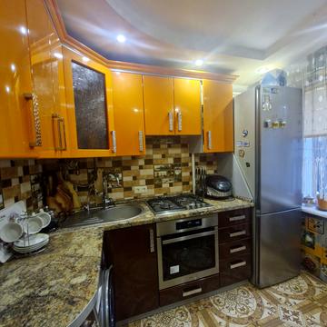 Космонавтів вул., 12