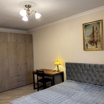 Срібнокільська вул., 8