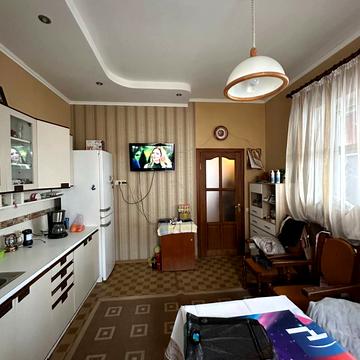 Київська вул., 8