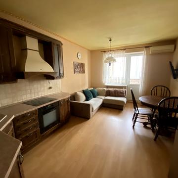 Анни Ахматової вул., 35