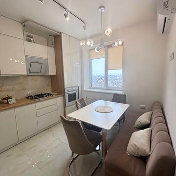 Василя Стуса вул., (Будинок 4)