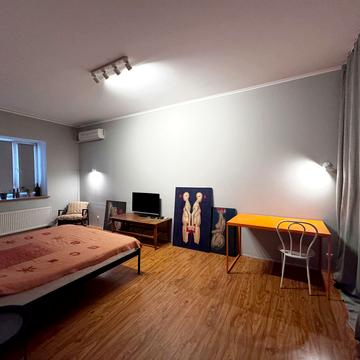 Вячеслава Чорновола вул., 25