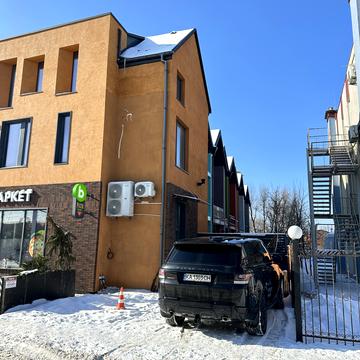 Леоніда Каденюка вул., 4