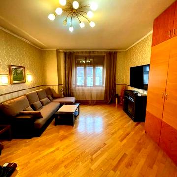 Богдана Хмельницького вул., 82