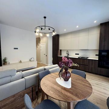 Зоряна вул., 11