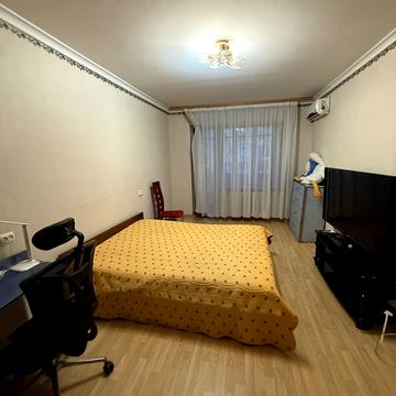 Академіка Корольова вул., 18