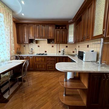 Будівельників вул., 1