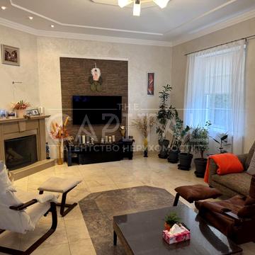 Райдужна вул., 33