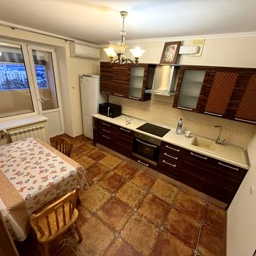 Валерія Лобановського вул., 18