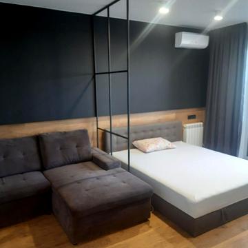 Анни Ахматової вул., 4