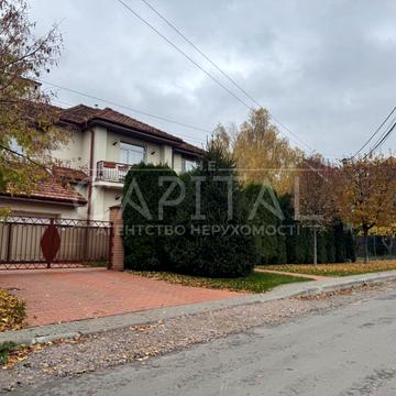 Райдужна вул., 23