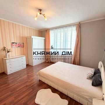 Дніпровська набережна вул., 19-А