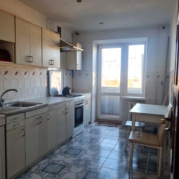 Тролейбусна вул., 10