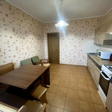 Будівельників вул., 1