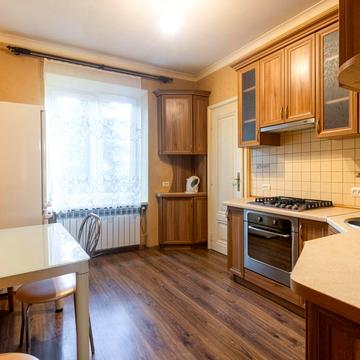 Сергія Єфремова вул., 17