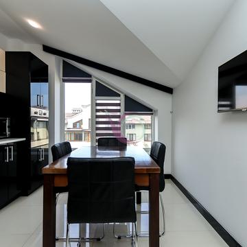 Хотинська вул., 12