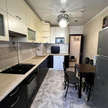 Академіка Корольова вул., 75