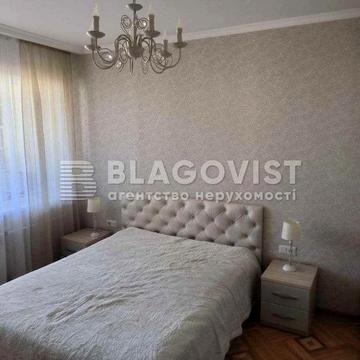 Анни Ахматової вул., 21