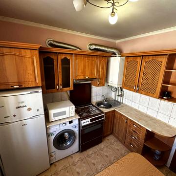 Переяславська вул., 16