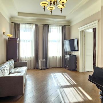 Бессарабська пл., 5