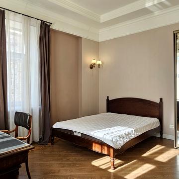 Бессарабська пл., 5