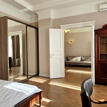 Бессарабська пл., 5