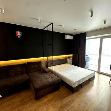 Анни Ахматової вул., 4