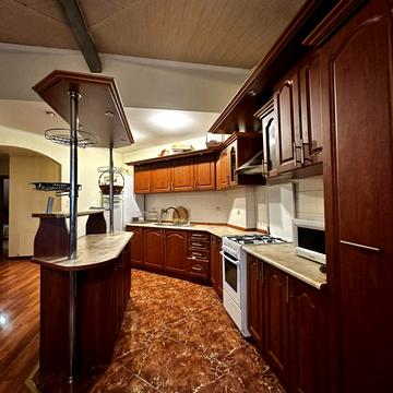 Коновальця, 77