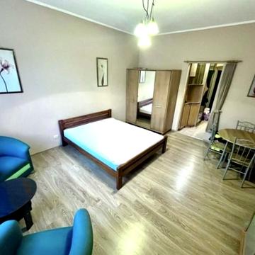 Галілео Галілея вул., 5