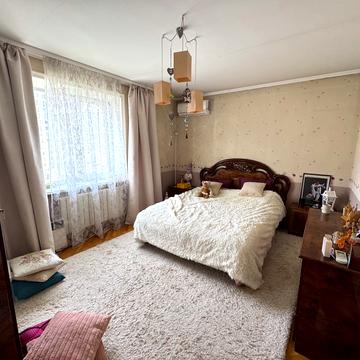 Червоної Калини просп. (Володимира Маяковського), 72