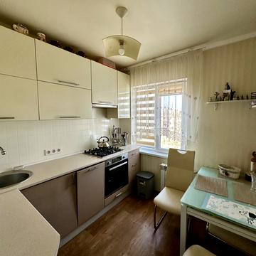 Космонавтів вул., 27/1