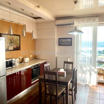 Дніпровська набережна вул., 1