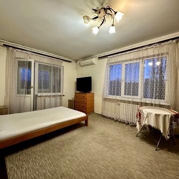 Космонавтів вул., 27/1