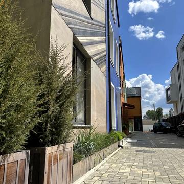 Леоніда Каденюка вул., 18