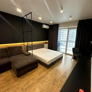 Анни Ахматової вул., 4